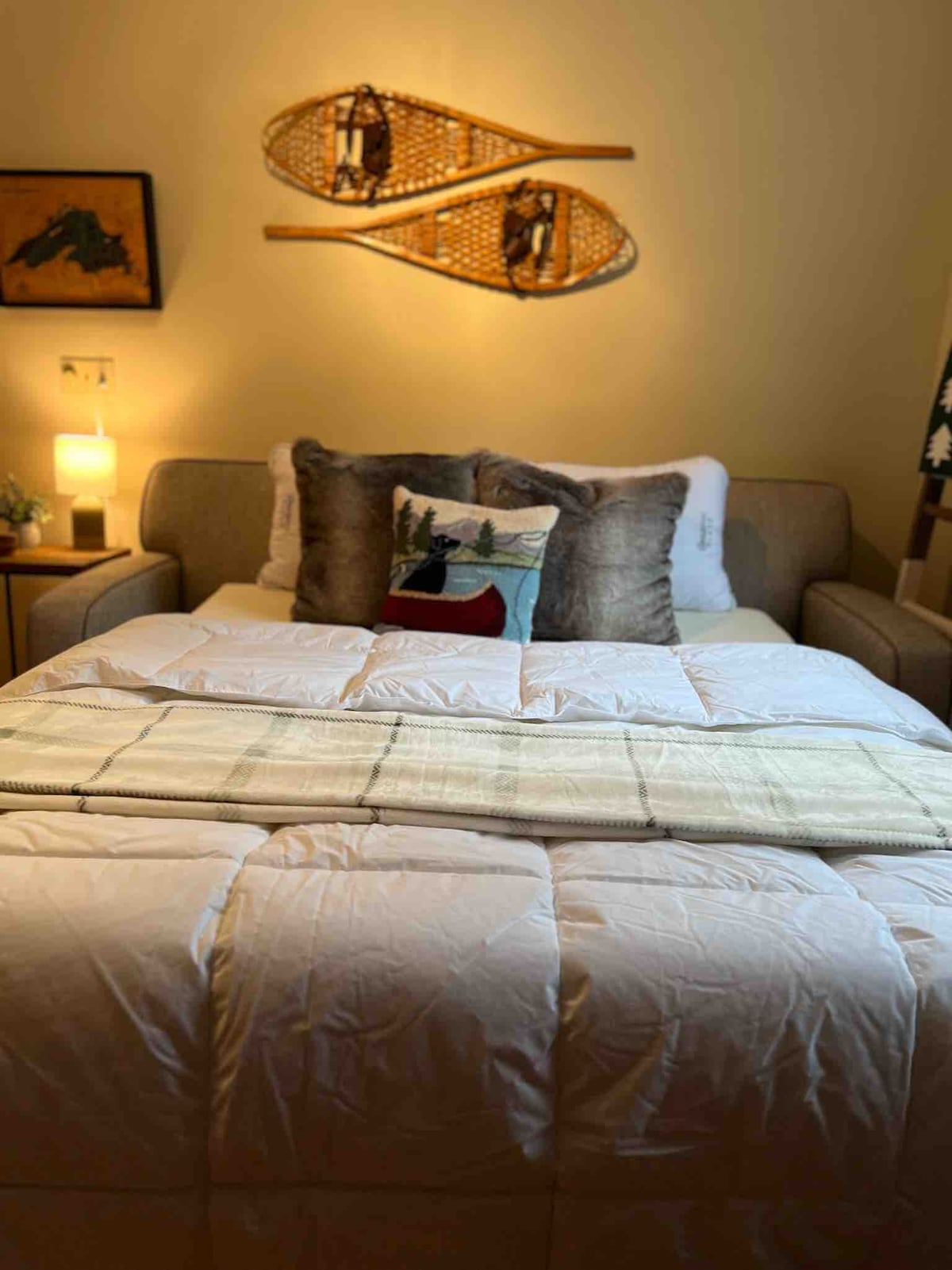 Pohovka prechádza do druhej manželskej postele. Pohovka je v priestore obývacej izby. 