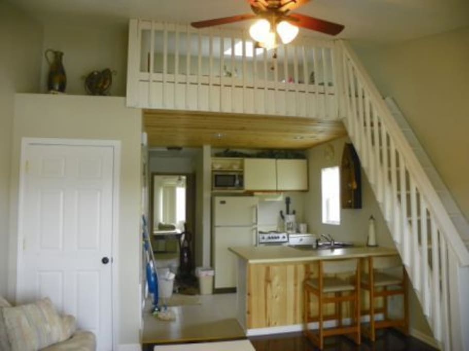 fully furnished kitchen, bright and clean