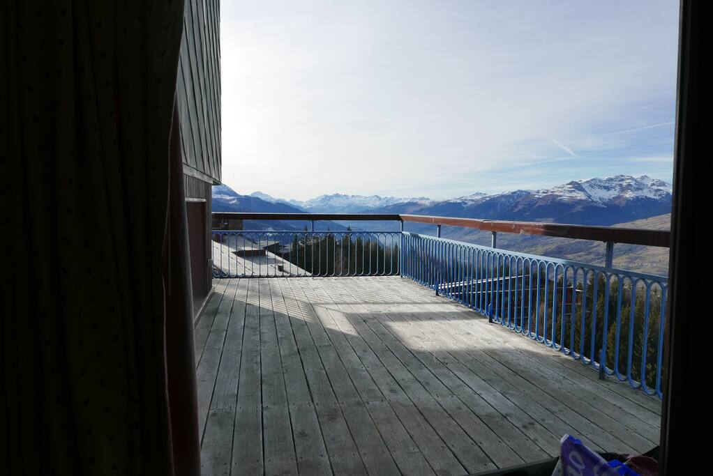 Vue depuis le séjour avec grande terrasse ensoleillée l'après midi