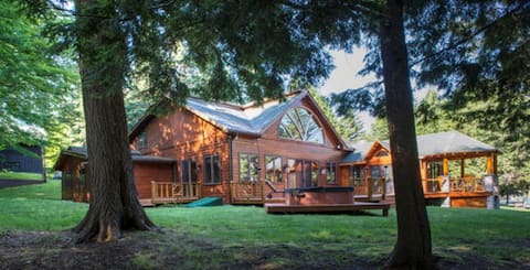 Stunning Large Waterfront Lodge Near Town with A/C