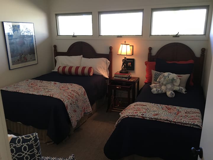 Dormitorio con una cama doble y una cama simple.