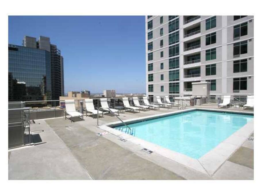 Roof top pool, jacuzzi, bbq area