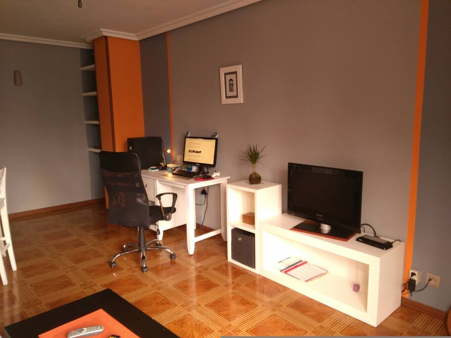 Salón con ordenador sobremesa disponible y t.v.