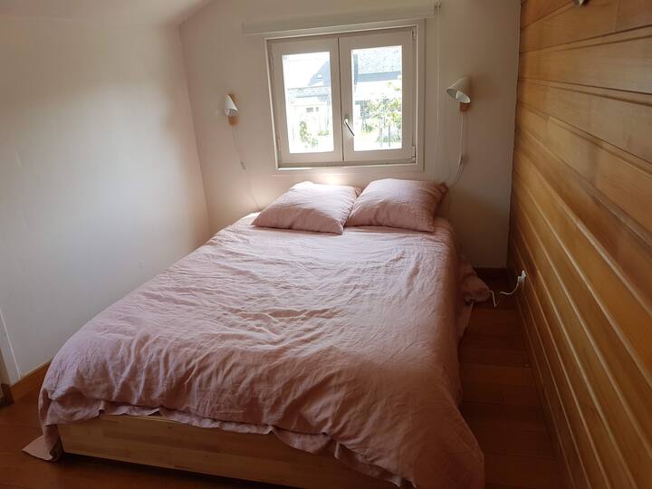 粉色卧室（床140 ） ，可通过楼梯直接进入花园