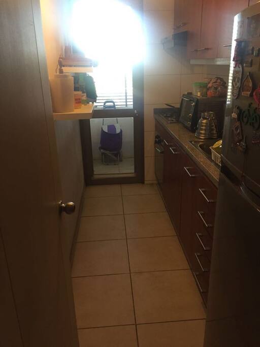 Cocina equipada y logia con lavadora