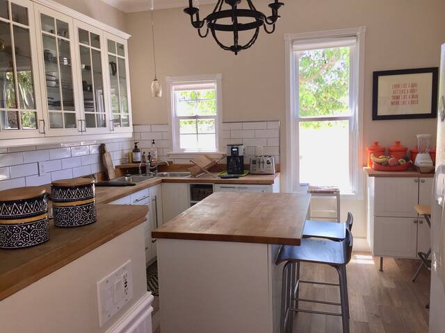 Historic House 4BR/2B – 2500 sqft gallery image 4