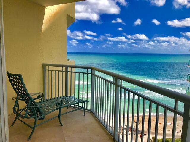 Beautiful OceanFront Beach Resort 1 Bedroom for 4
