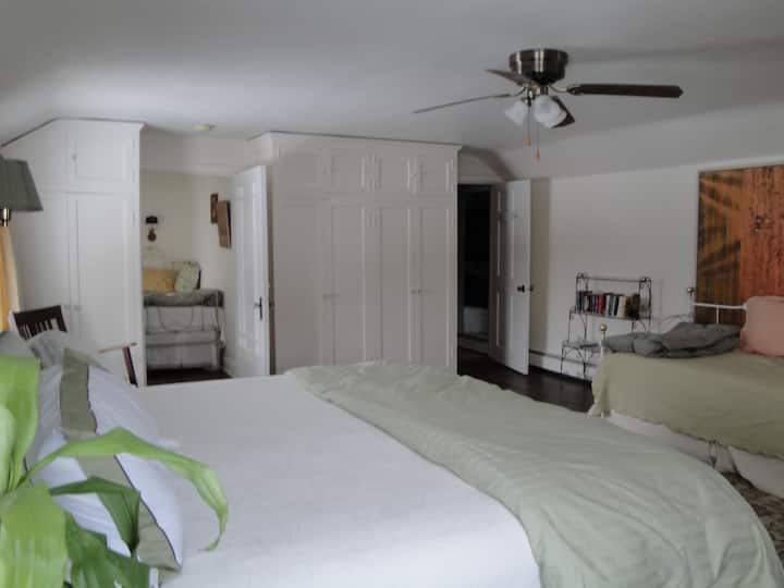 Lovely home, indoor pool for up to 20 guests Bed and breakfasts for