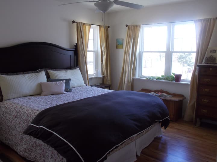 Lovely home, indoor pool for up to 20 guests Bed and breakfasts for