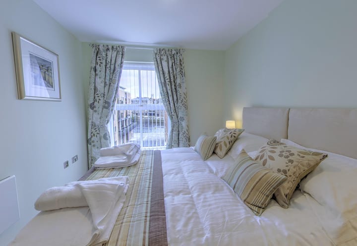 ห้องนอนที่ 2 พร้อมเตียงคิงไซส์หรือจะตั้งเป็นเตียงคู่ก็ได้