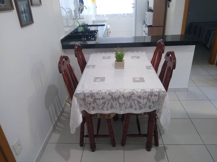 Meza iliyo na viti 4.