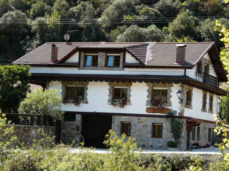 Edificio donde estan los Apartamentos Rurales Valverde