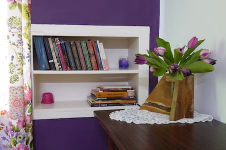 Purple Patch: bright independent room with A/C