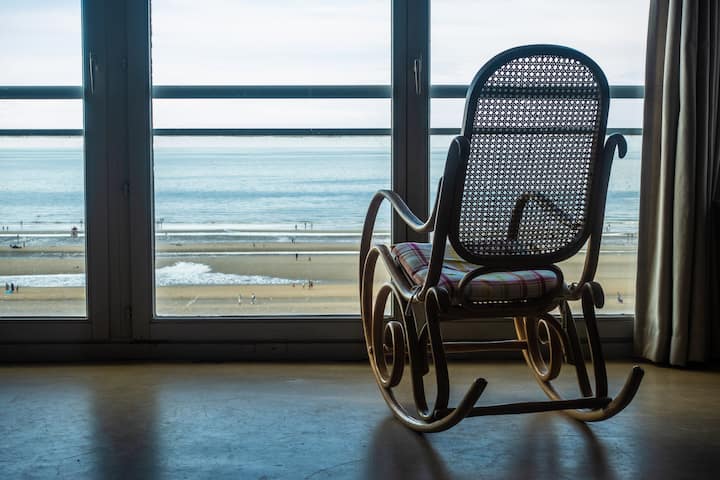 8 Places apartment facing the sea