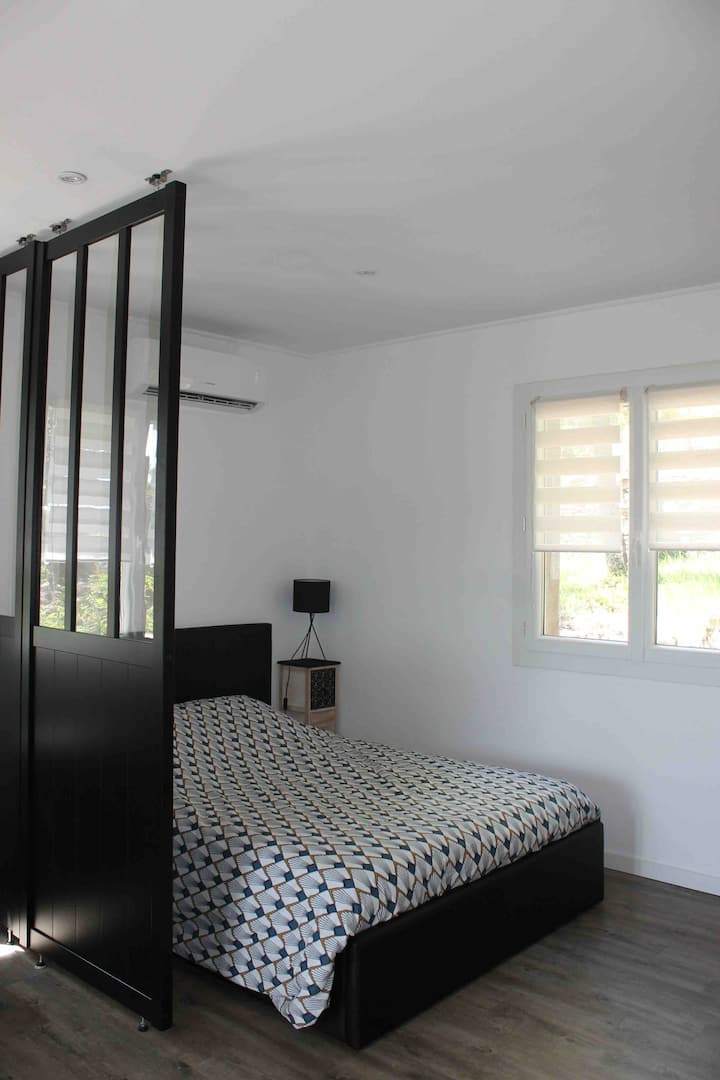 Schlafbereich 
Die Glasfenster werden durch einen Vorhang ersetzt (Fotos folgen). 