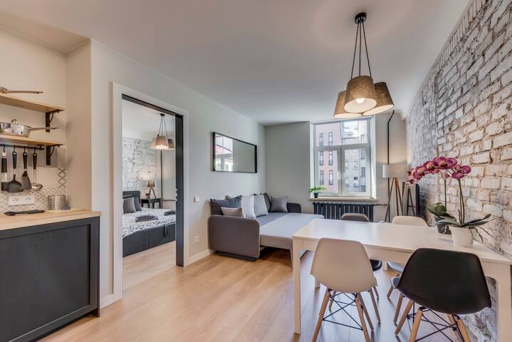 Rare in the heart of Old Town – BLACK & WHITE gallery image 4