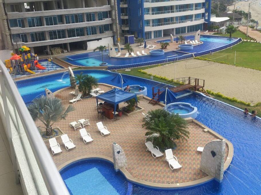 Área de piscinas y jacuzzi tipo crucero