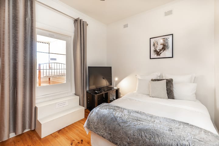 第3间卧室带电视，通往日光浴室/第4间卧室。