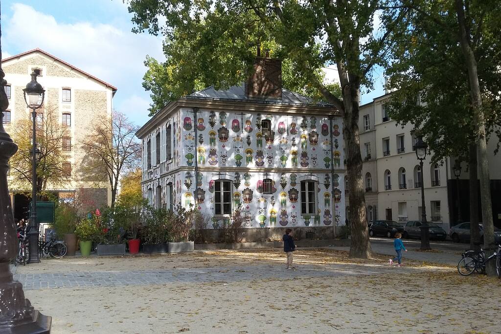 Maison-salon de thé près du bassin