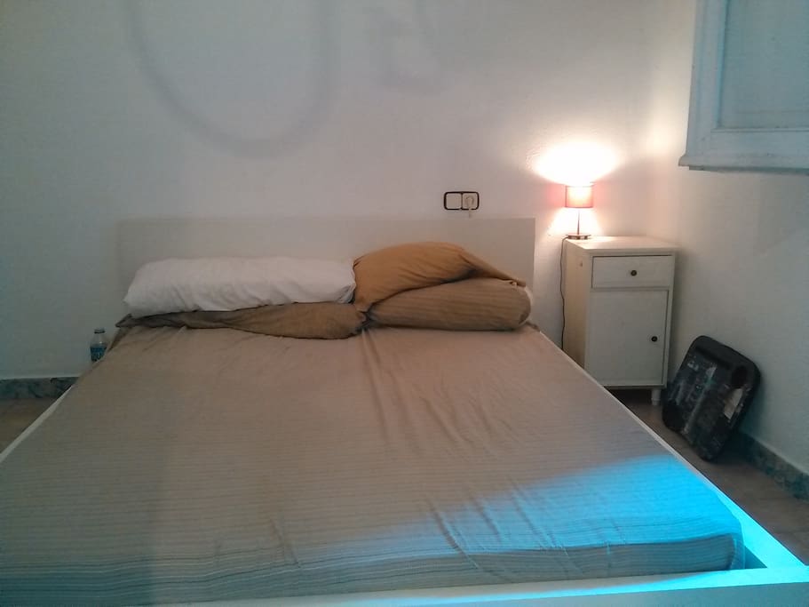 Cama doble de 200x150.