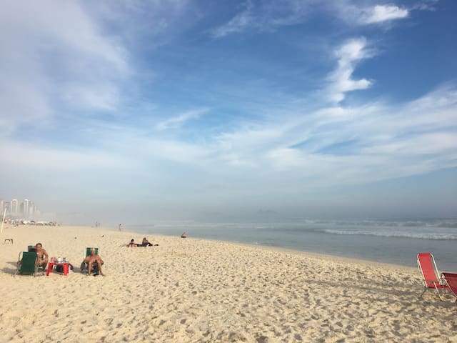 FLAT EM  FRENTE  À  PRAIA DA BARRA, RJ  - BRASIL
