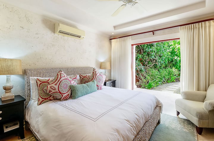 Ilus magamistuba, kus on USA eriti lai kaheinimesevoodi, kliimaseade, laeventilaator, seif, garderoob, tükeldatud terrass ja privaatne tuba.