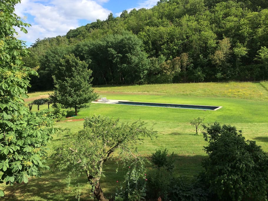 In the middle of the wide garden a 20 x 3,5 m big lap pool offers exercise as well as refreshing relax under its nearby roses pergola.