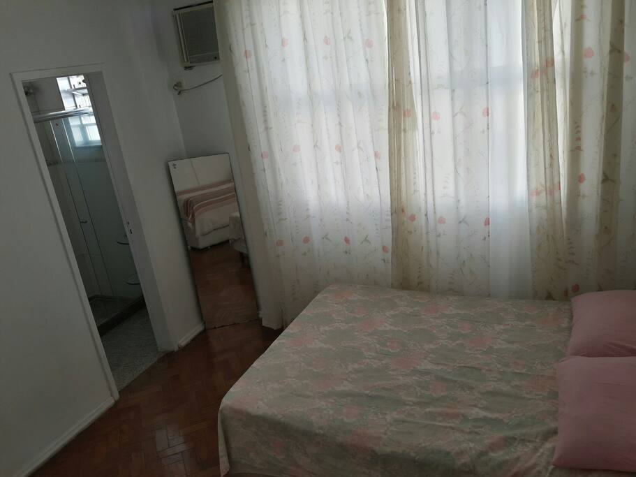 Suíte com ar condicionado.
O banheiro para uso exclusivo dos hóspedes.