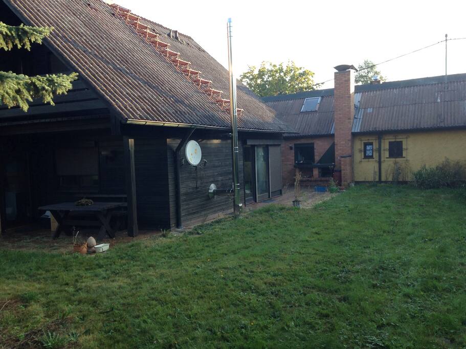 Großer Garten mit Terasse