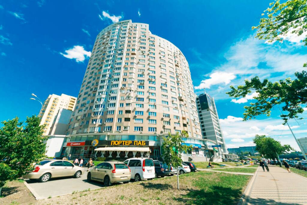Address of the house: 10, Sheptytsky Street - 5 minutes by foot metro Levoberezhnaya, 10 minutes by metro to Khreshchatyk Street. On the first floor of the building, Porter Pub, Pizzeria, around different cafes, restaurants, shops, food market. Near the International Exhibition Center.