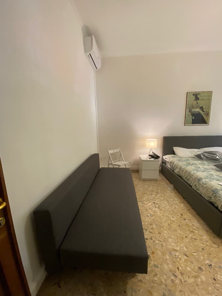 家庭房，配备双人沙发床和一张加大双人床