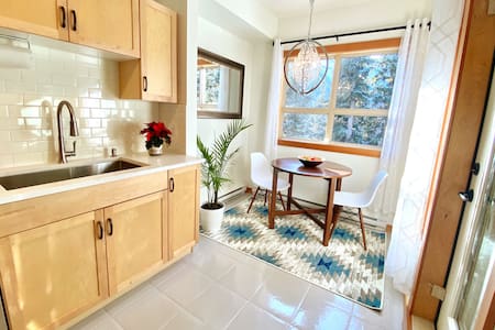 Eco-Luxe: Serene Mountain View Apt w/Lovely Patio