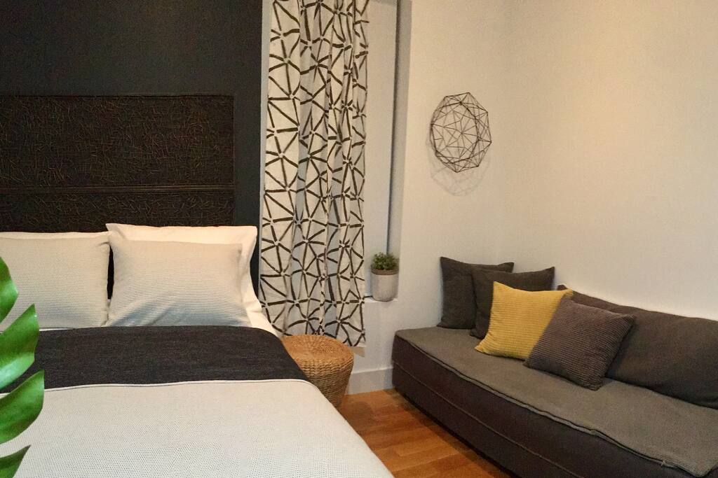 A total of 4 guests can sleep in the room. The single bed is convertible to a queen size bed