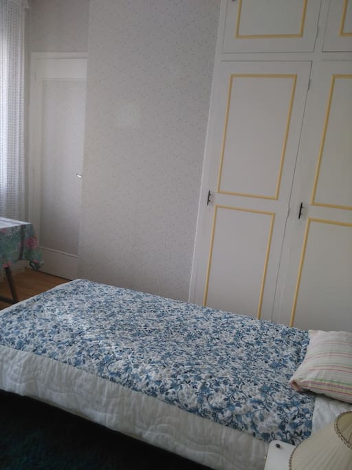chambre bleue au calme
avec bureau, canapé