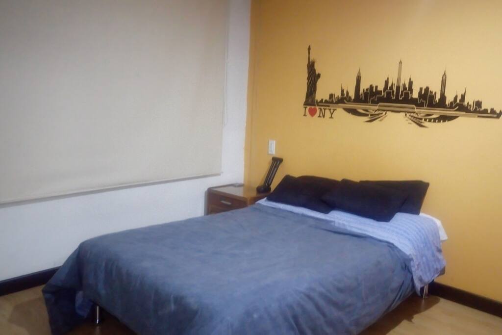 Habitación amplia, con televisor de 42'', TV por cable, WiFi y Netflix.