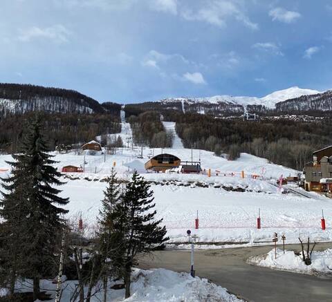 Triplex at the foot of the mountain / slopes