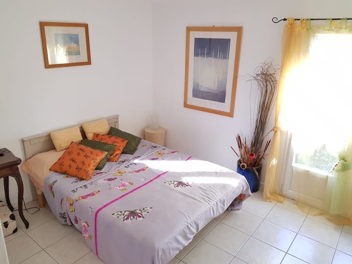 غرفة نوم مع منطقة مغسلة