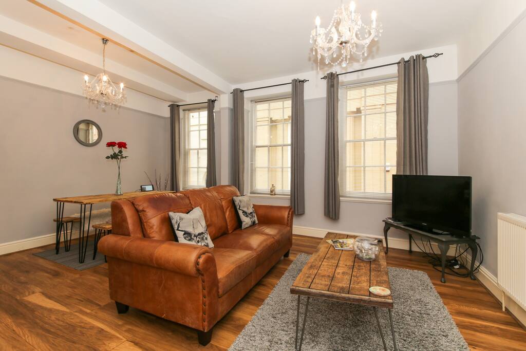 Open plan lounge & dining