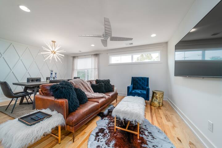 ROOFTOP HOT-TUB WITH DOWNTOWN VIEWS #2