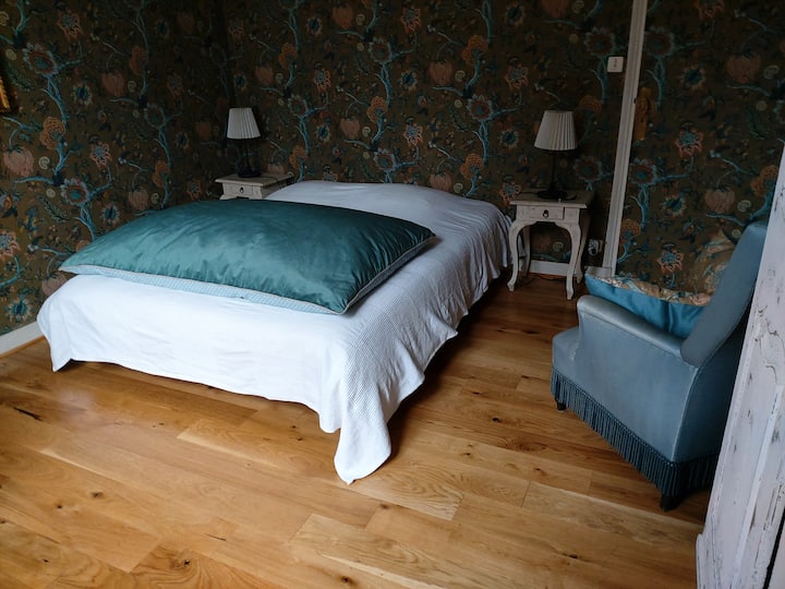 Chambre 1 à l'étage 
Couchage en 140x190