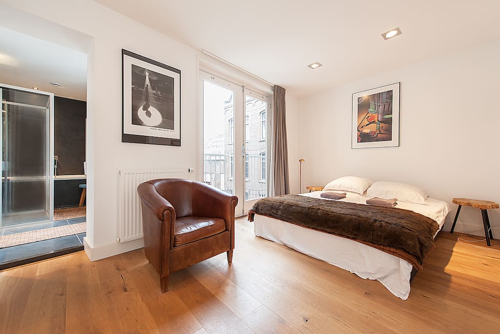 Bedroom with acces to the bathroom on the left