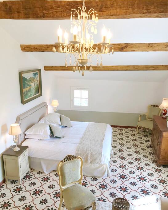 40 sqm guest room with high ceiling and King-size bed