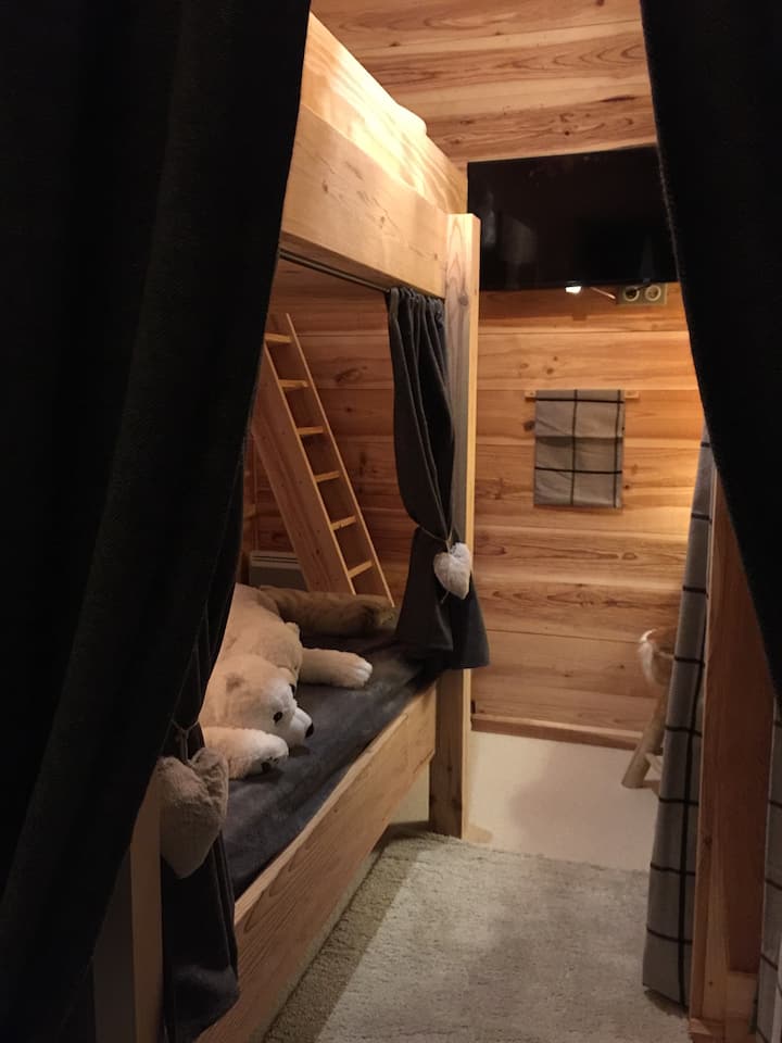 Voici la troisième,  une petite chambre avec de lit en 90cm , petit bureau, une penderie placards, télévision.