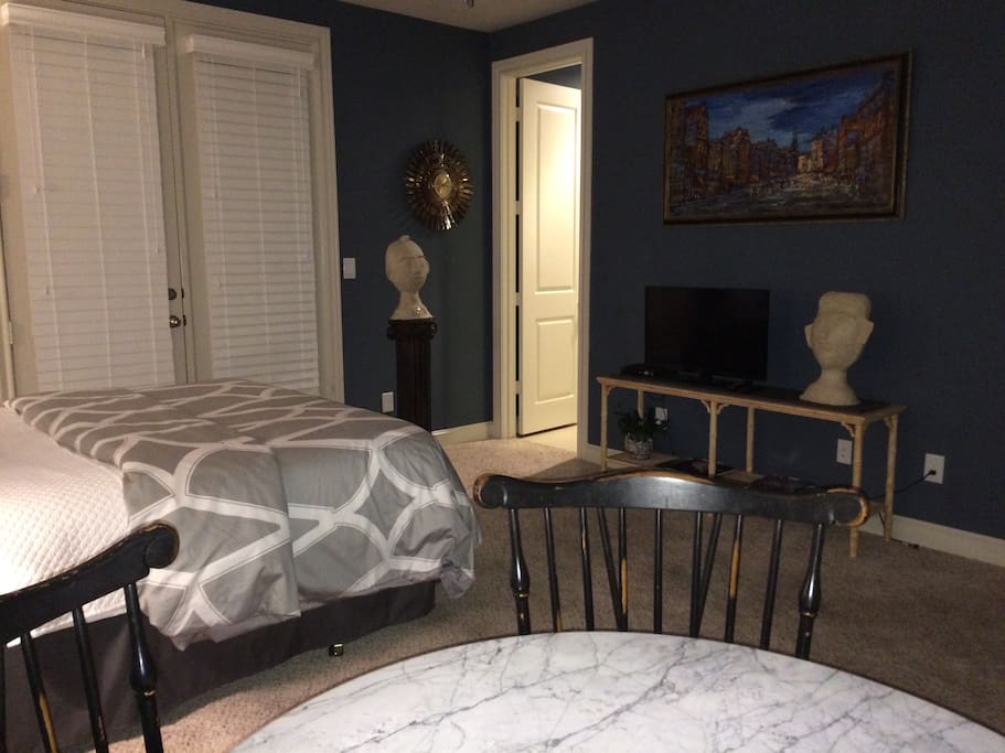 Watch cable tv from the comfort of the bed or the table.