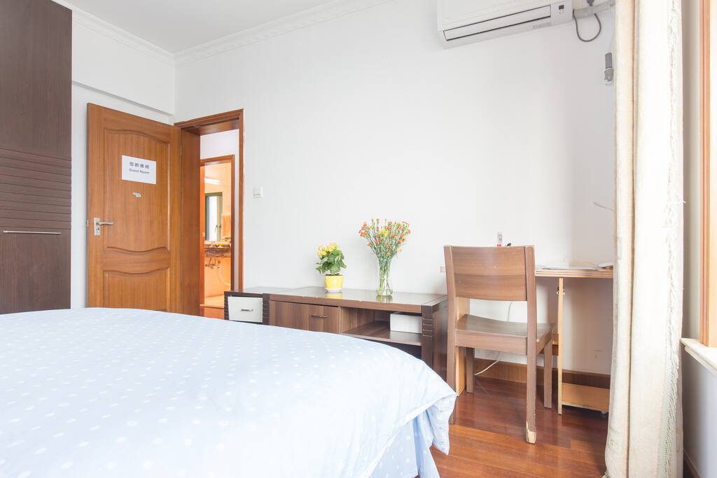 Your sunny and comfort bedroom! 您的朝南阳光卧室!