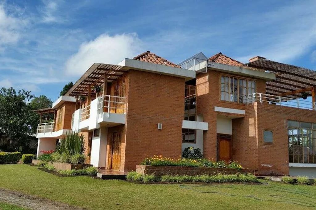 Su arquitectura moderna permite su conexion con el magnifico exterior verde del campo y entrada de luz haciendo de Casa Florencia un lugar cálido e iluminado.