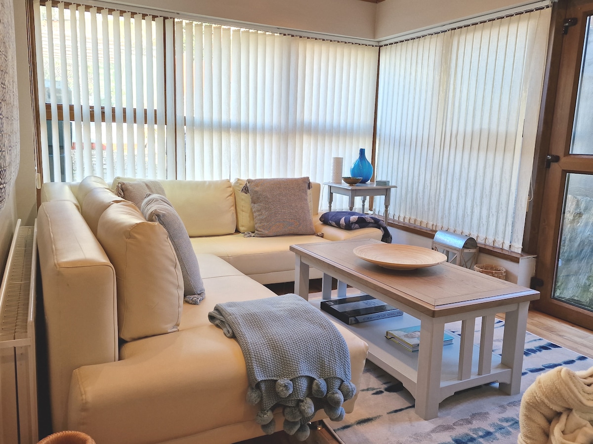 Второ жилищно пространство - тази прекрасна, светла слънчева стая, с луксозни удобства и обособено работно пространство, също има разтегателен диван като допълнително място за спане. 