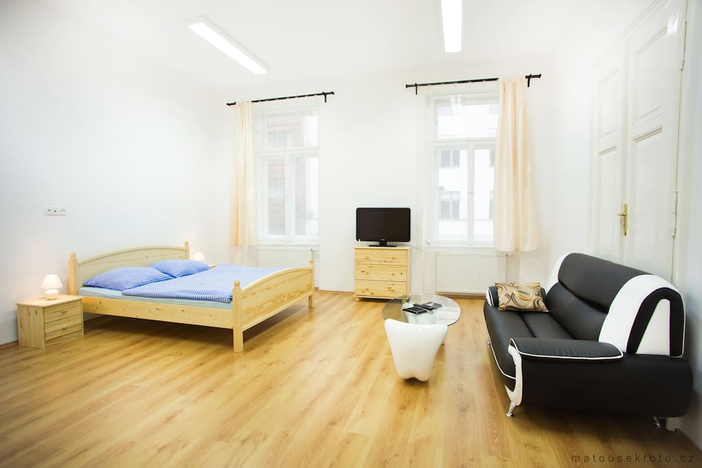 Room 1: Kings bed (180 x 200 cm), Sofa, TV