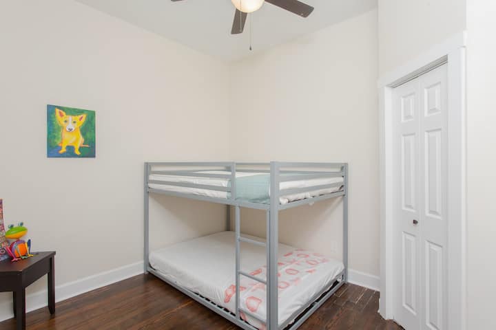 Doživite svestranost naše Airbnb sobe s bračnim krevetom koji je osmišljen tako da primi više gostiju u kompaktnom prostoru. Dvoetažni krevet nudi udobno i praktično rješenje za one koji putuju u grupama ili s djecom. 