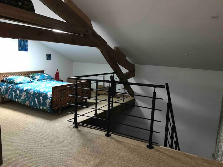 dhomë me krevat 140 
raft për rroba